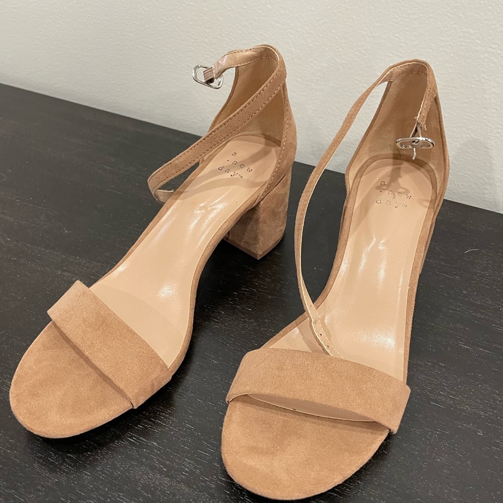 Brown/Tan heels